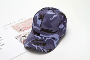 Vista dettagliata del berretto da baseball mimetico viola, cappellino morbido per uso quotidiano.