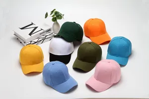 Einfarbiges Baseballcap Detail mit lebendigen Farboptionen und sauberer Verarbeitung.