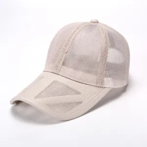Primo piano sui dettagli del berretto da baseball in rete traspirante beige estivo leggero.
