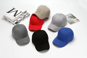 Einfarbige Baseballkappe Detailansicht mit mehreren Farboptionen wie Schwarz, Rot und Blau.
