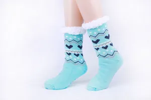 Detailopname van winter sokken in blauw, met hartjespatroon en zachte witte pluche boord.