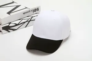 Klassische zweifarbige Baseballkappe mit weißer Krone und schwarzem Schirm, idealer Sommerhut.