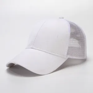 Witte mesh honkbalpet, klassiek trucker hoed design met ademende achterkant voor vrije tijd.