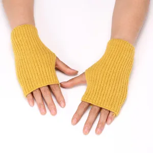 Nahaufnahme gelbe gerippte Strick-Fingerlose Handschuhe, weiche Textur und gemütliche Stulpen.