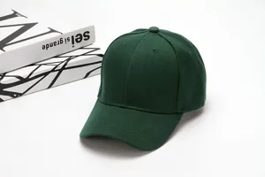 Dunkelgrüne Baseballkappe Detailansicht, klassisches Sechs-Panel-Design, weicher Twillstoff.