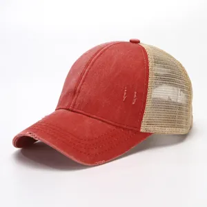 Rode vintage trucker pet met beige mesh achterkant, versleten look en gebogen klep.
