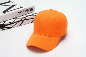Detailansicht der leuchtend orangefarbenen Baseballkappe mit feiner Textur und sauberer Naht.