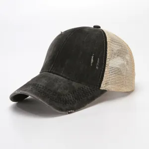 Zwarte gewassen trucker pet detail met ademend mesh achterkant en katoenen voorpand.