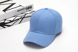 Nahaufnahme der einfarbigen hellblauen Baseballkappe mit strukturiellem Stoff und Nähten.