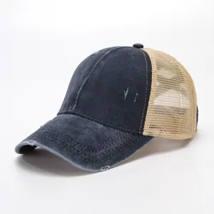 Detail van versleten mesh trucker honkbalpet, vintage wassing, gebogen rand, ademend.