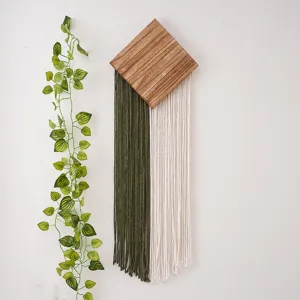 Tenture murale en bois losange style bohème avec franges en coton bicolore pour déco.