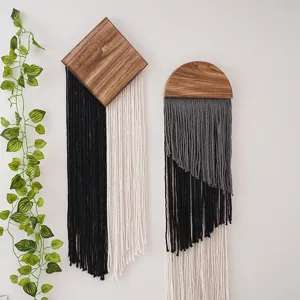 Suspension murale tissée bohème faite à la main avec dessus en bois et franges en coton pour le salon.