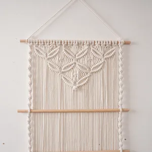 Λεπτομέρεια ταπετσαρίας τοίχου μακραμέ, boho βαμβακερή υφανστική τέχνη με ξύλινο ραβδί για διακόσμηση.