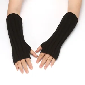 Gros plan de mitaines tricotées noires, gants d'hiver en laine chaude avec une texture douce.