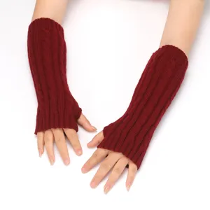 Gros plan gants sans doigts tricotés rouge vin, chauffe-bras d'hiver chauds torsadés.