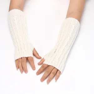 Gros plan détail gants tricotés blancs sans doigts chauffe-bras hiver chaud doux.
