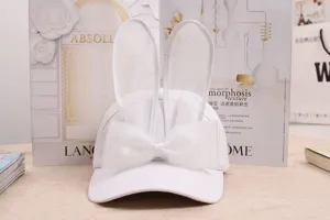 Jolie casquette de baseball blanche avec oreilles de lapin en tulle et un beau noeud.