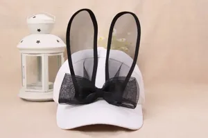 Vue détaillée de la jolie casquette de baseball blanche pour femme avec oreilles de lapin en filet.