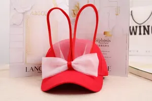 Casquette de baseball rouge pour femme avec oreilles de lapin en filet blanc et nœud.
