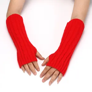 Chauffe-bras en tricot rouge, détails de gants d'hiver sans doigts, manches chaudes en laine.