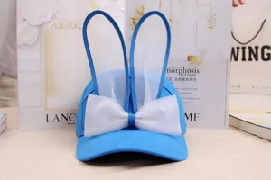 Casquette de baseball bleue mignonne avec oreilles de lapin en filet et grand nœud, détails.