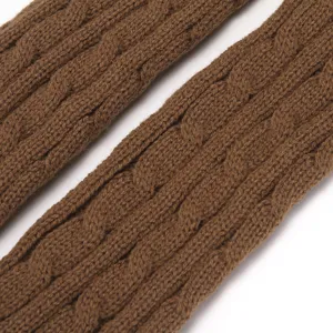Gros plan sur un tissu de chauffe-bras en tricot torsadé marron, texture de laine épaisse.