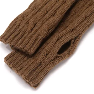 Gros plan détaillé de mitaines en tricot marron, avec texture torsadée et trou pour le pouce.