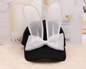Jolie casquette de baseball noire avec oreilles de lapin en tulle blanc et noeud pour l'été.