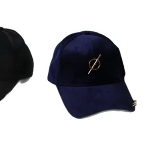 Velvet baseball cap with metal ring decoration, stylish autumn and winter casual sun hat.