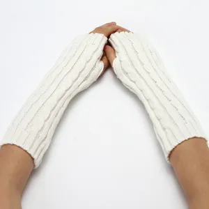 Restez au chaud cet hiver avec ces élégants gants en tricot sans doigts et longs.