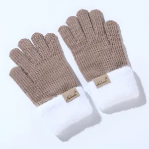 Gedetailleerd close-up uitzicht op gebreide winterhandschoenen voor dames met pluche boorden.