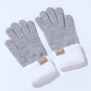 Gedetailleerd overzicht van grijze gebreide handschoenen met witte pluche manchetten.