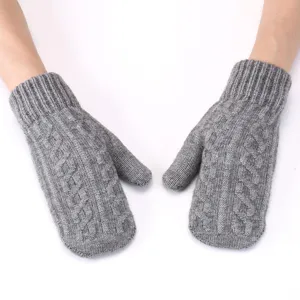 Primo piano dettagliato di comodi guanti invernali in maglia grigia, fodera spessa.