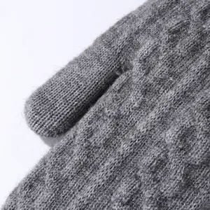 Dettaglio guanto in maglia grigia, texture primo piano guanto caldo invernale.