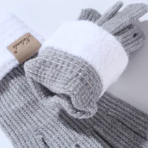 Gezellige gevoerde gebreide winterhandschoenen in grijs en wit met stijlvolle manchet.