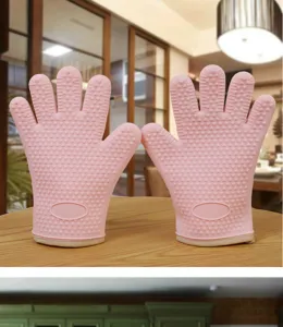 Guantes de horno de cocina de silicona resistentes al calor en rosa con motivo de corazón.