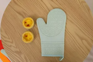 Silicone oven mitt with textured non-slip surface, ideal for baking and kitchen safety.