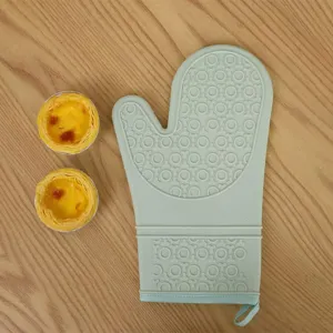 Heat resistant silicone oven mitt with anti-slip texture and hanging loop for baking cooking