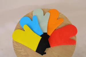 Detailansicht der hitzebeständigen Silikon Ofenhandschuhe, bunte Backhandschuhe auf Tisch.