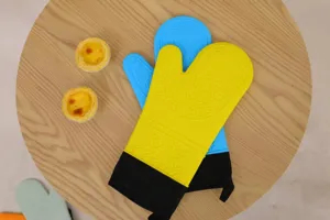 Silikon Hitzebeständige Ofenhandschuhe Detailansicht mit rutschfester Textur und langem Bündchen.