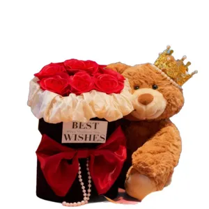 Charmante boîte de roses éternelles avec un mignon ours en peluche couronné, beau cadeau.