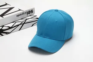 Detailansicht einer einfarbigen blauen Baseballkappe mit gebogenem Schirm und Ösen.