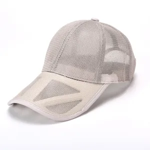 Berretto da baseball in rete traspirante estivo, cappello parasole leggero in grigio chiaro.