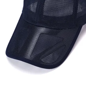 Primo piano dettaglio del tessuto del cappello da baseball in rete blu scuro estivo