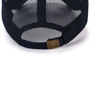 Dettaglio posteriore del berretto da baseball in mesh blu scuro con fibbia in metallo regolabile.