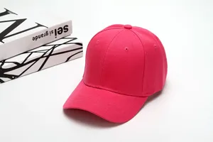 Einfarbige Baseballcap in leuchtendem Pink mit klassisch gebogenem Schirm für den Alltag.