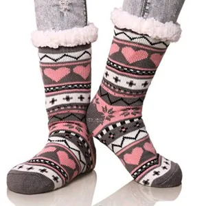 Gezellige dames pluche wintersokken met schattige hartjespatronen en warme pluche boorden.