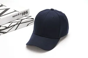 Nahaufnahme Detailansicht einer klassischen einfarbigen blauen Baseballkappe im Studio.