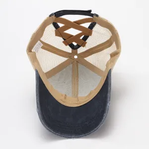 Baseballpet met handige opening voor een paardenstaart en comfortabele mesh achterkant.