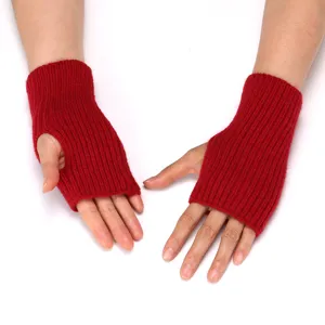 Rote gestrickte fingerlose Handschuhe fuer Damen, lange Armwaermer, weiches Strickdesign.